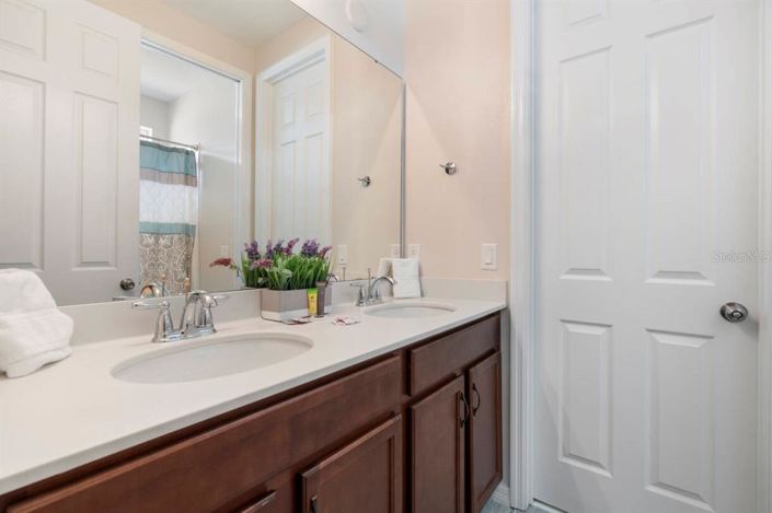 Image No.18-9 Bed Property for sale