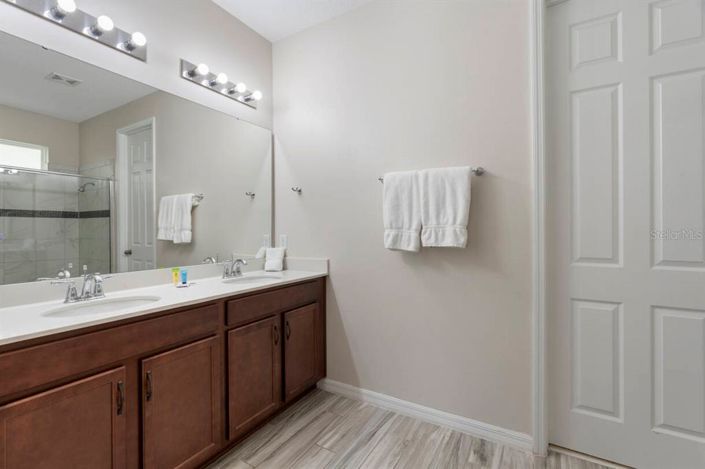 Image No.3-9 Bed Property for sale