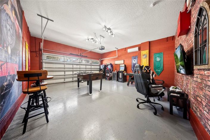 Image No.24-9 Bed Property for sale