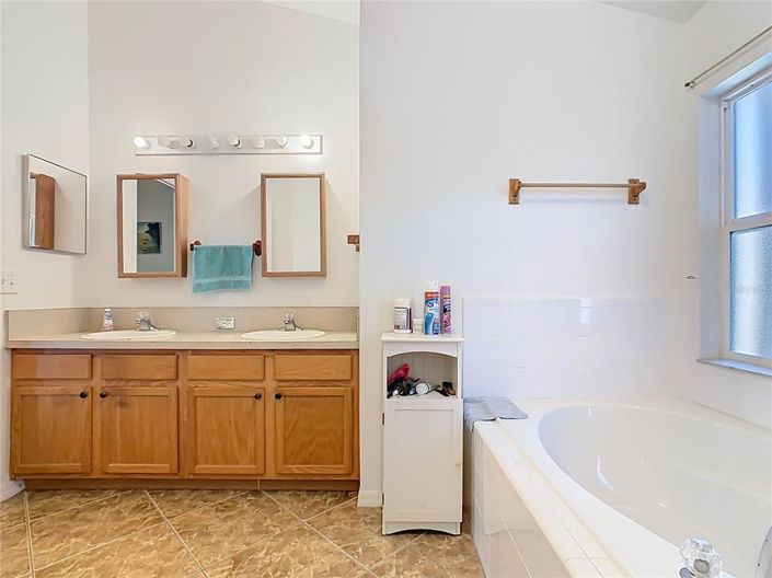 Image No.16-4 Bed Property for sale