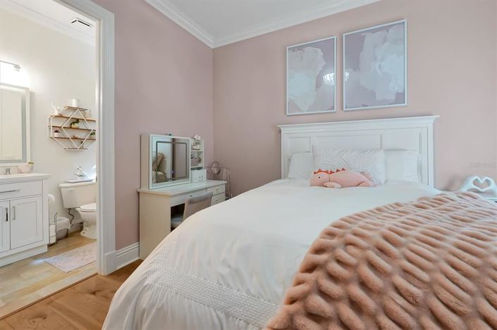 Image No.37-5 Bed Property for sale