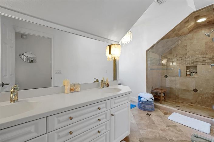 Image No.46-5 Bed Property for sale