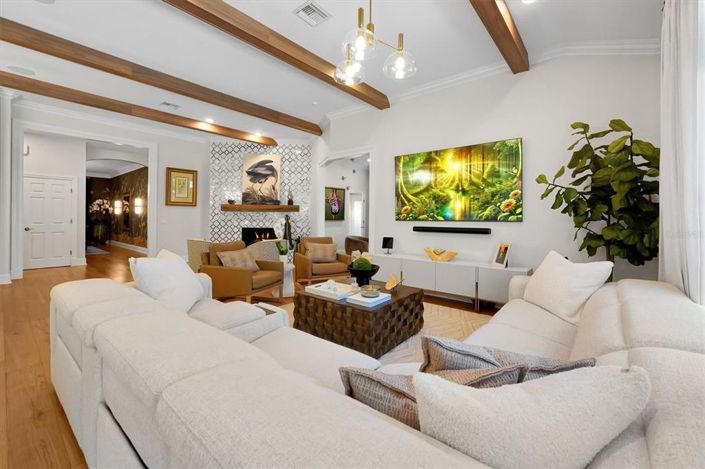 Image No.8-5 Bed Property for sale