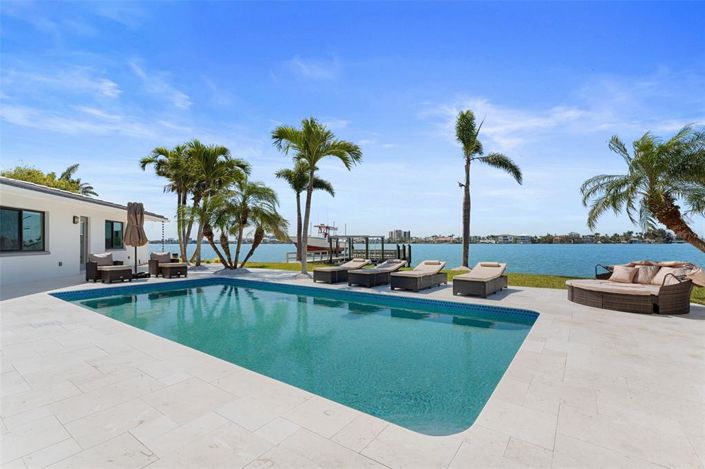 Image No.6-Propriété de 4 chambres à vendre à Treasure Island