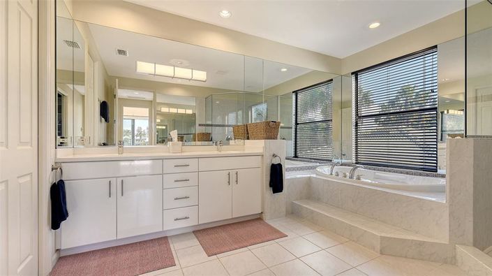 Image No.26-4 Bed Property for sale