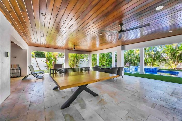 Image No.17-7 Bed Property for sale