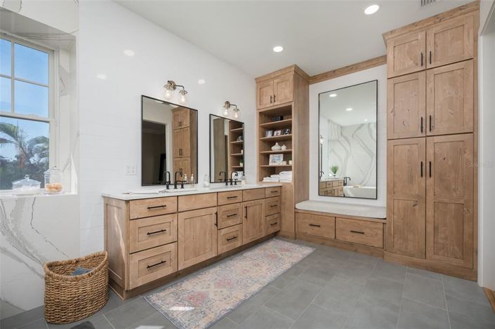 Image No.38-5 Bed Property for sale