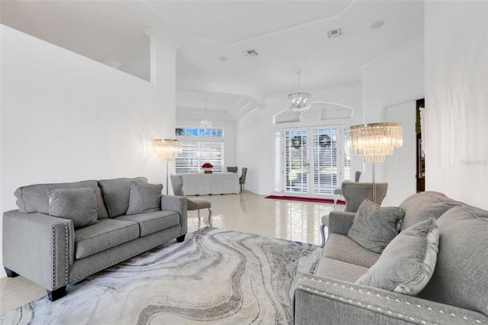 Image No.10-6 Bed Property for sale