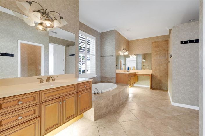 Image No.18-6 Bed Property for sale