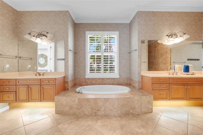 Image No.19-6 Bed Property for sale