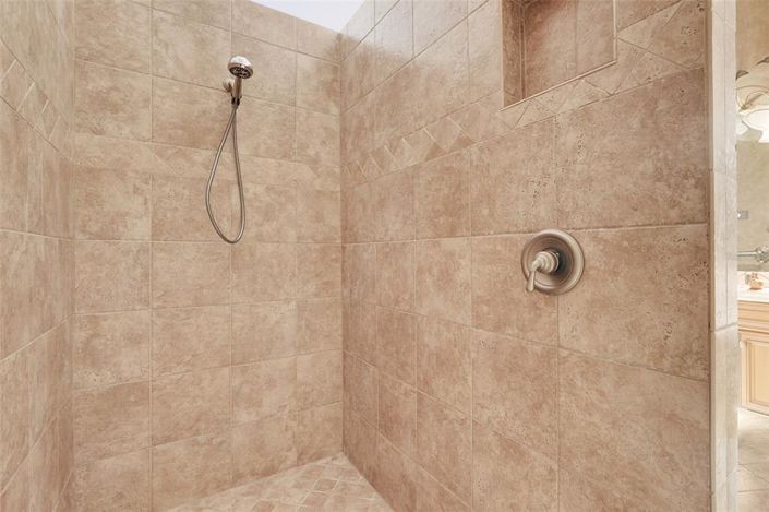 Image No.20-6 Bed Property for sale