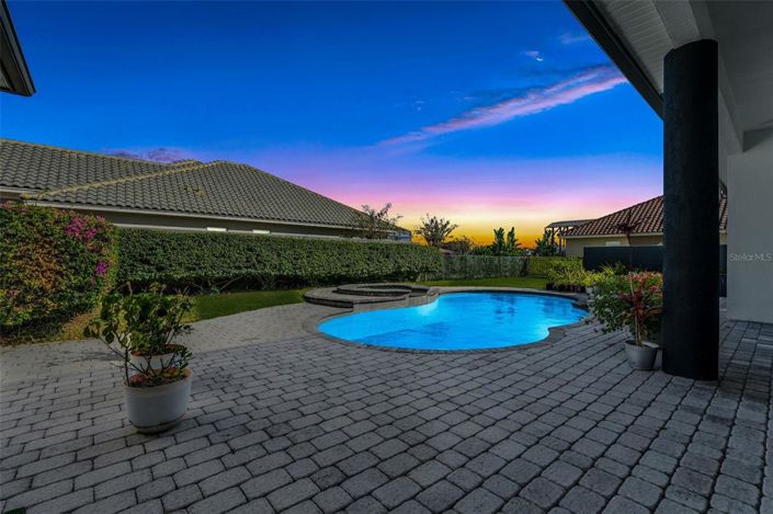 Image No.5-6 Bed Property for sale