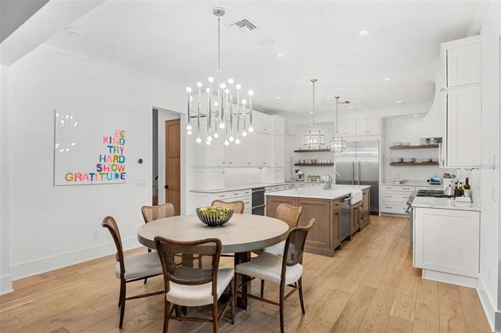 Image No.12-5 Bed Property for sale