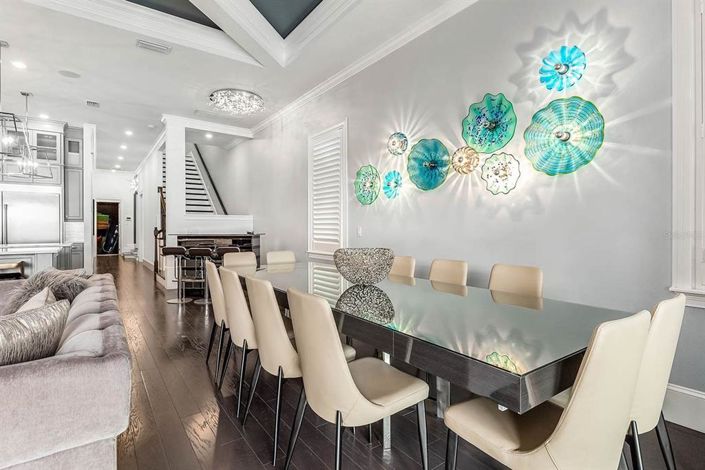 Image No.10-6 Bed Property for sale