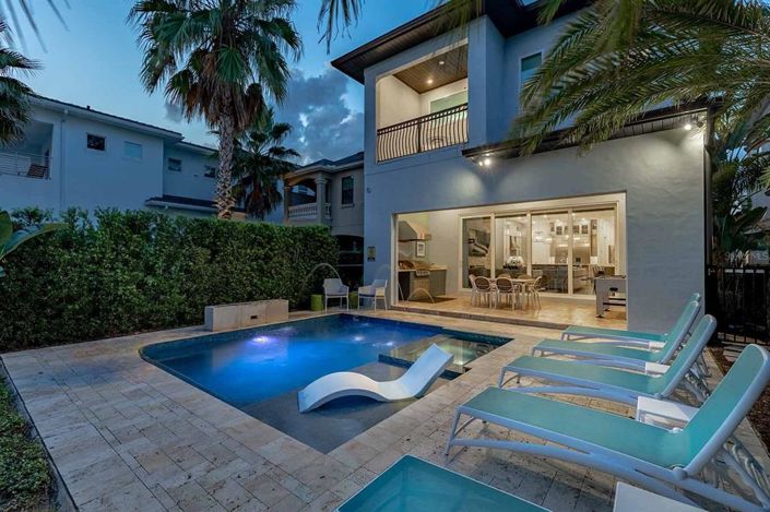 Image No.14-6 Bed Property for sale