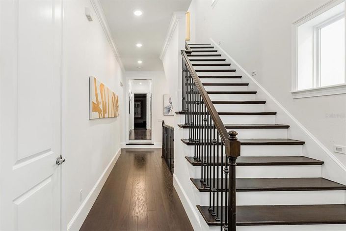 Image No.21-6 Bed Property for sale