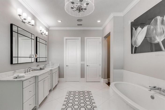 Image No.30-6 Bed Property for sale