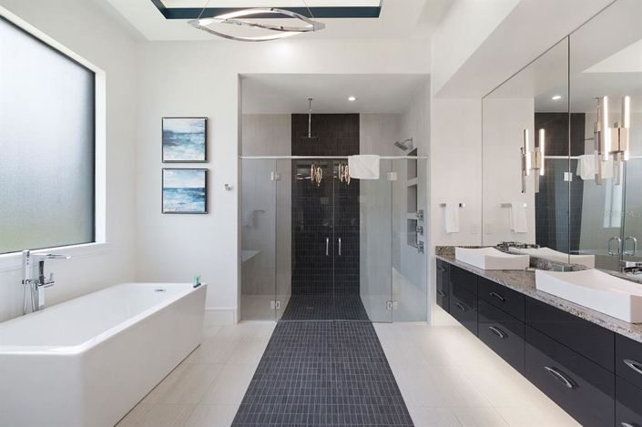 Image No.18-9 Bed Property for sale