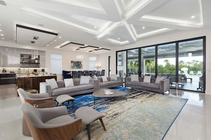 Image No.5-9 Bed Property for sale