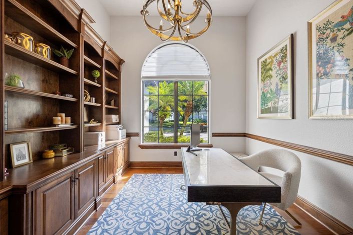 Image No.10-6 Bed Property for sale