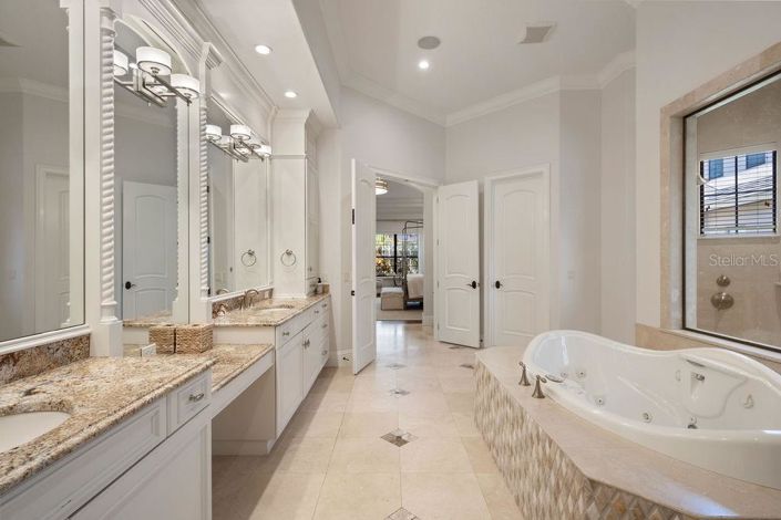 Image No.14-6 Bed Property for sale