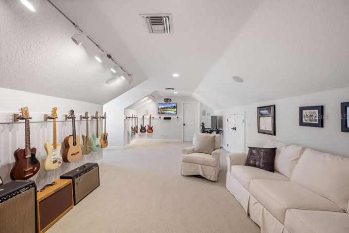 Image No.18-6 Bed Property for sale