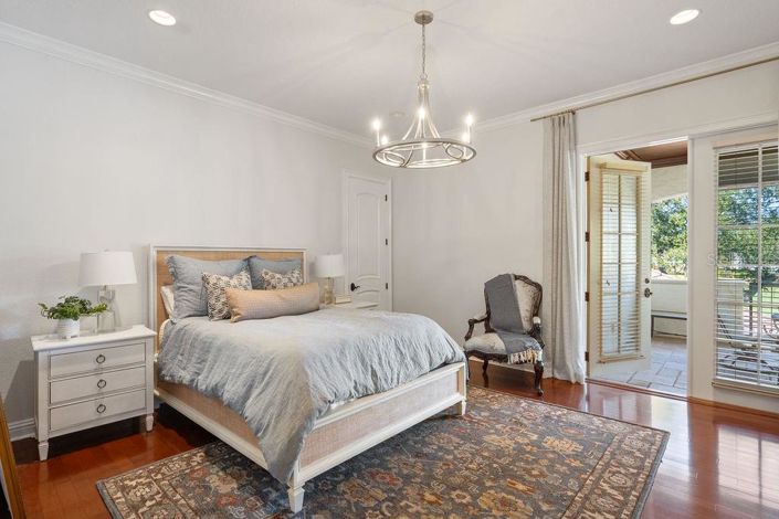 Image No.20-6 Bed Property for sale