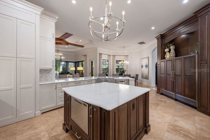 Image No.4-6 Bed Property for sale