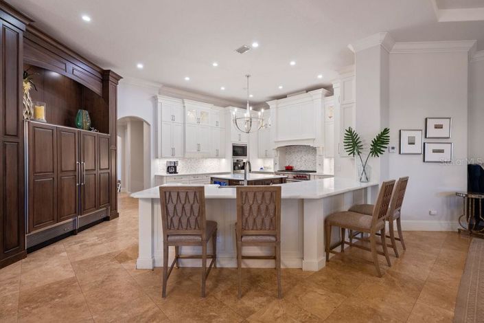 Image No.5-6 Bed Property for sale