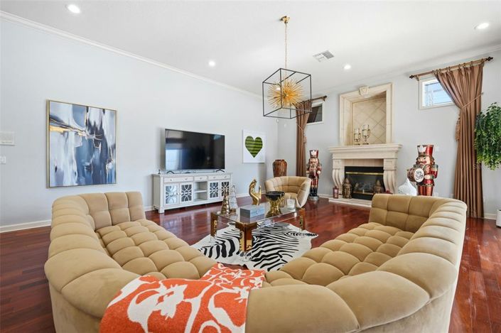 Image No.10-8 Bed Property for sale