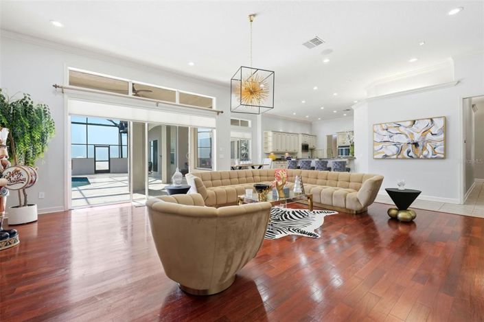 Image No.13-8 Bed Property for sale