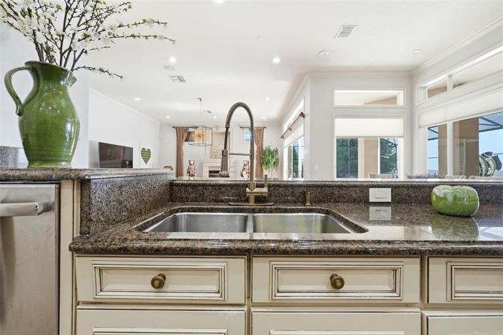 Image No.14-8 Bed Property for sale