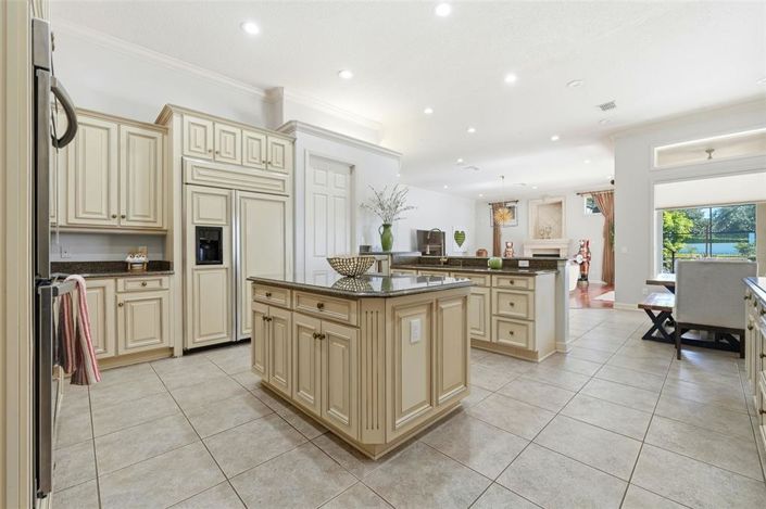 Image No.15-8 Bed Property for sale