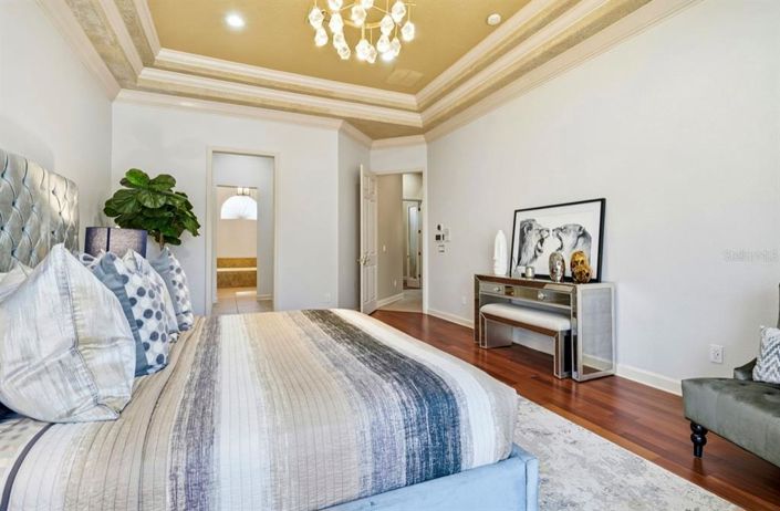 Image No.19-8 Bed Property for sale