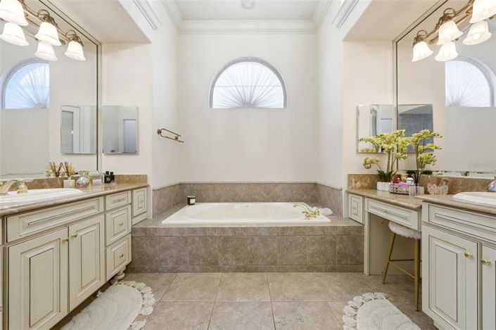 Image No.22-8 Bed Property for sale