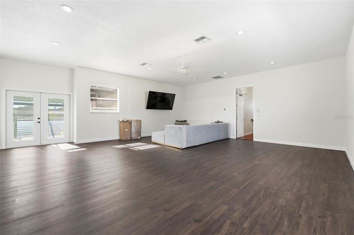 Image No.40-8 Bed Property for sale