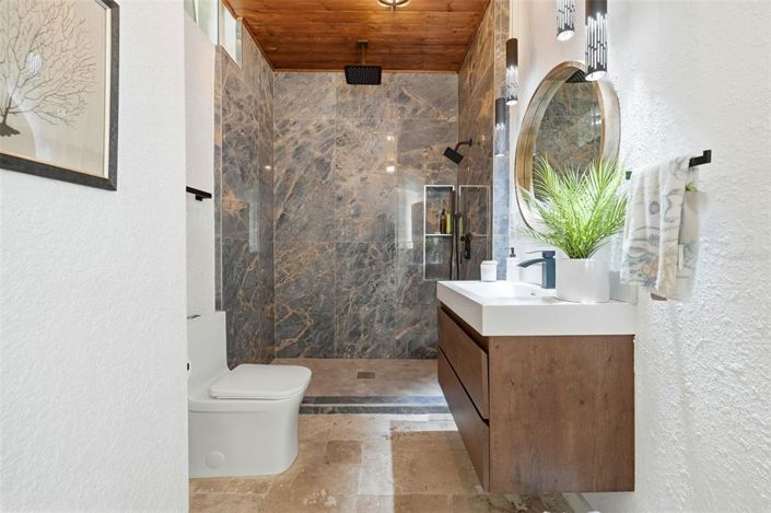 Image No.55-8 Bed Property for sale