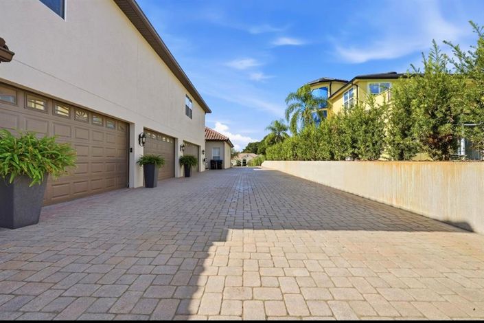 Image No.58-8 Bed Property for sale