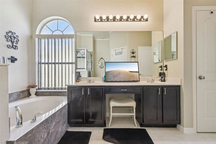 Image No.26-4 Bed Property for sale