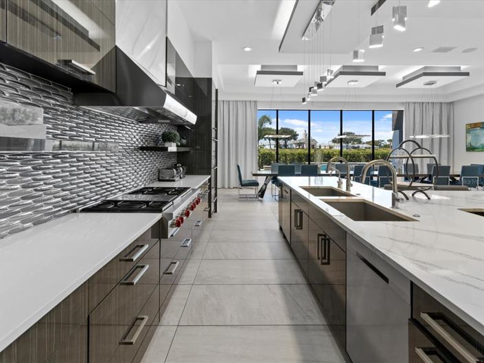 Image No.12-12 Bed Property for sale