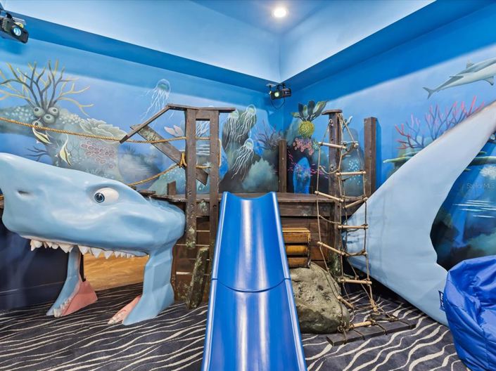 Image No.17-12 Bed Property for sale