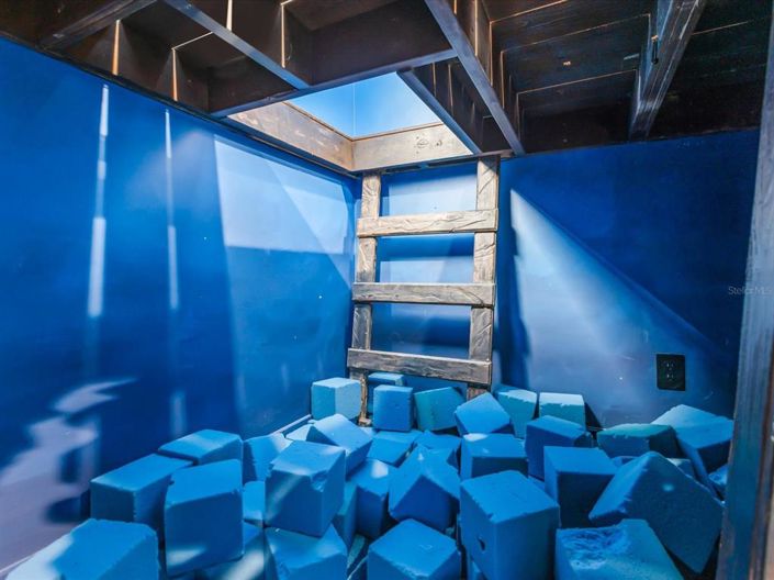 Image No.18-12 Bed Property for sale