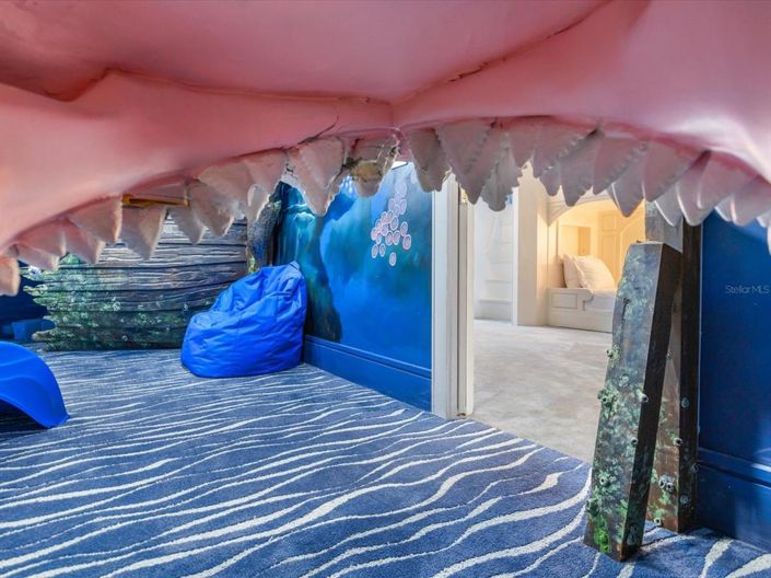 Image No.19-12 Bed Property for sale