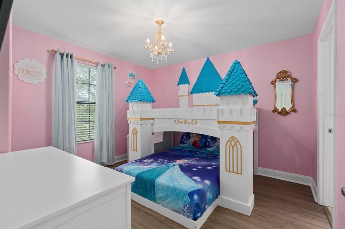 Image No.28-6 Bed Property for sale