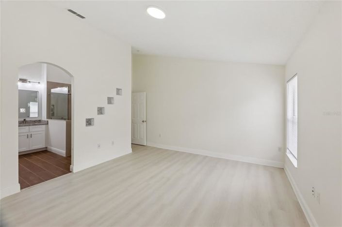 Image No.17-4 Bed Property for sale