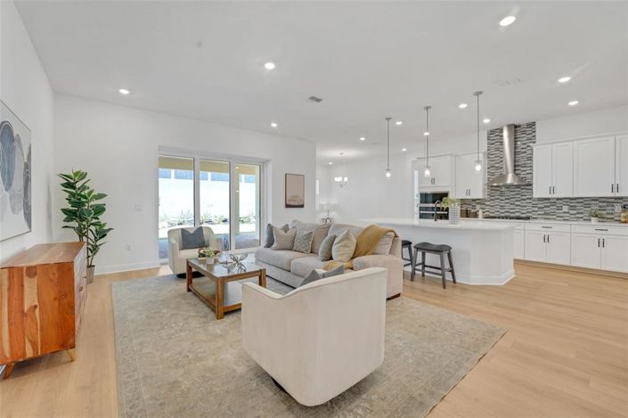 Image No.10-6 Bed Property for sale