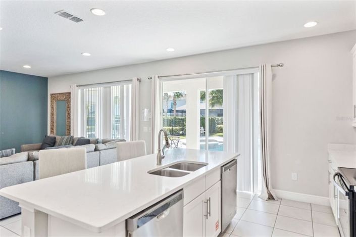 Image No.10-6 Bed Property for sale