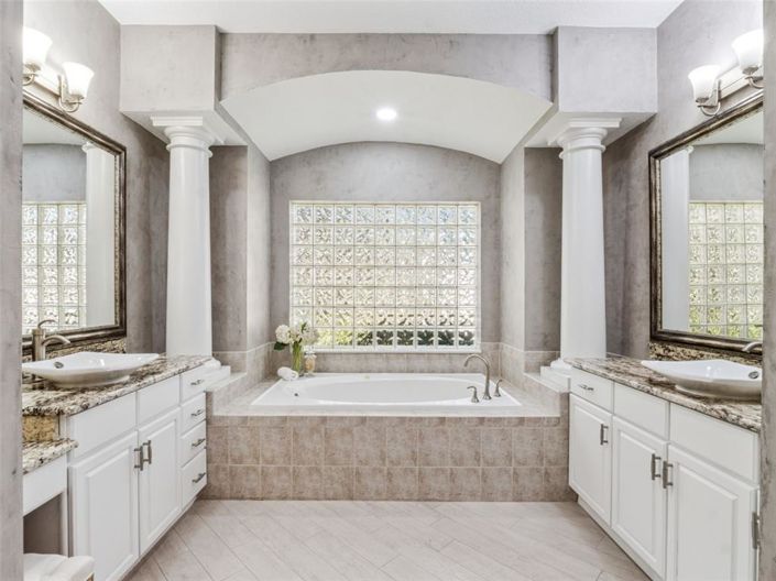 Image No.14-5 Bed Property for sale