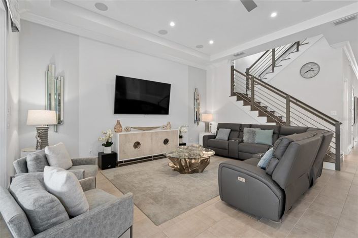 Image No.16-8 Bed Property for sale