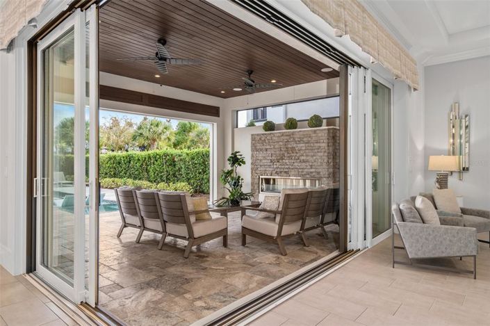 Image No.19-8 Bed Property for sale